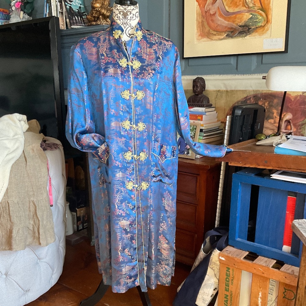 GORGEOUS VINTAGE PEONY BRAND SHANGHAI CHINESE EMBROIDERED TUNIC/ROBE in BLUE